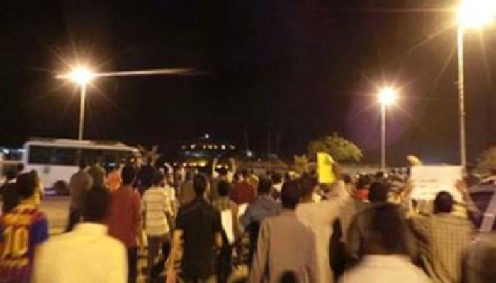 عفاريت كوم أمبو يهتفون بإسقاط الانقلاب في مسيرة ليلية حاشدة