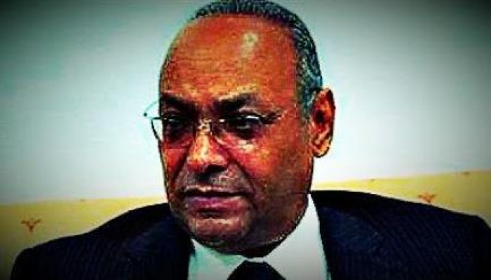 أهالي قرية يطاردون محافظ بني سويف بهتافات: يامحافظ ياعرة الكهربا قاطعة !!