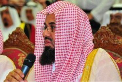 إمام الحرم المكي يمتدح غزة بالشعر