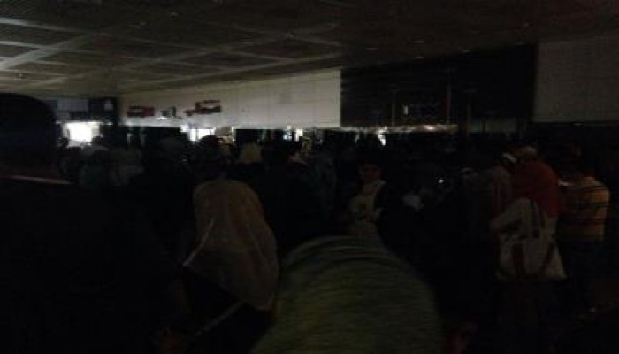 فضيحة بالصور : انقطاع الكهرباء بمطار القاهرة الدولى اثناء انهاء المسافرين اجراءات السفر