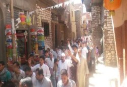 اهالي قرية اشمنت يتظاهرون بزجاجات زيت فارغة !!