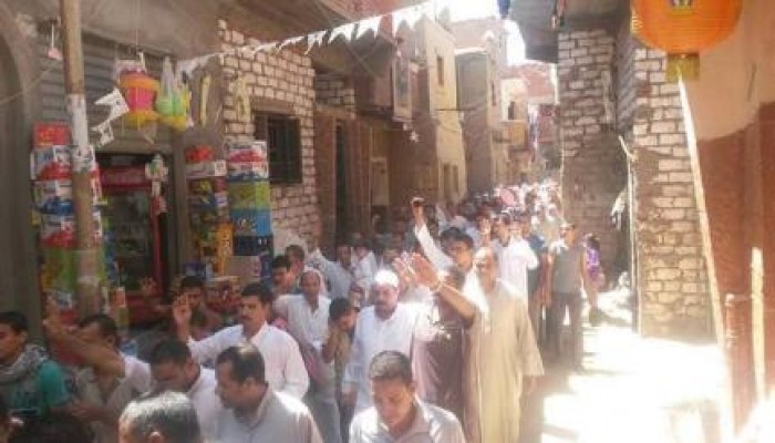 اهالي قرية اشمنت يتظاهرون بزجاجات زيت فارغة !!