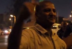 فيديو خطير .. مواطن يصرخ لحظة خروج أحمد عز: هاتوا فلوسه وادوها للغلبان