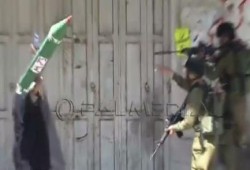 مسن فلسطيني يقف درعا بشريا لحماية المتظاهرين من  رصاص جنود الاحتلال في الخليل (فيديو)