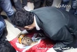 شاهد كيف استقبل والد شهيد ولده في الضفة الغربية (فيديو)