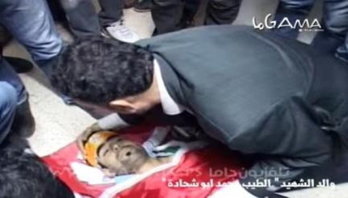 شاهد كيف استقبل والد شهيد ولده في الضفة الغربية (فيديو)