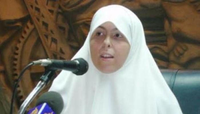 عائشة الشاطر: السجن يحرم أبي وأخي من الإلتقاء.. فإن فرحوا بإفساد دنيانا فقد أفسدنا آخرتهم