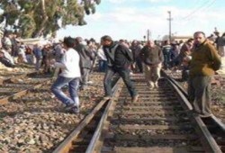 عمال وبريات سمنود يقطعون السكة الحديد احتجاجا على تأخر صرف الرواتب