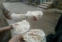 شاهد بالصور : رغيف الخبز لا يصلح للحيوانات بشربين وسط سخط الأهالي