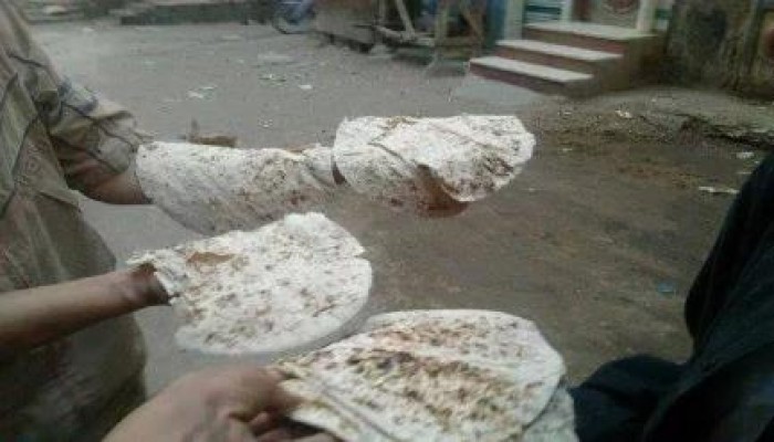 شاهد بالصور : رغيف الخبز لا يصلح للحيوانات بشربين وسط سخط الأهالي