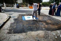 طلاب الجامعة الأردنية يعيدون رسم العلم الصهويني على الشارع تحت أقدام المارة
