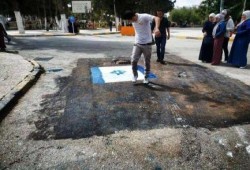 طلاب الجامعة الأردنية يعيدون رسم العلم الصهويني على الشارع تحت أقدام المارة