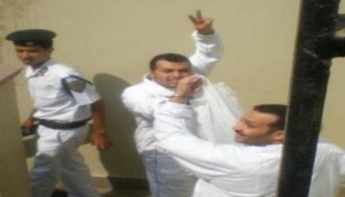 المعتقل يوسف طلعت يكتب من داخل محبسه عن كواليس المحاكمة وثبات قيادات الإخوان