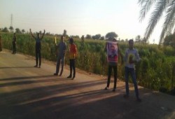 سلسلة بشرية علي محيط قرية شروبة ببني مزار بالمنيا