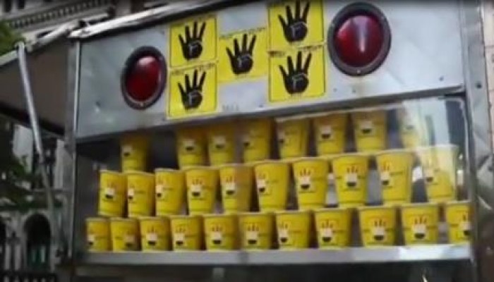 فيديو:المصريين يوزعون "أكواب القهوة" بشعارات ‫‏رابعة‬ لتوعية الأمريكيين بوقف دعم الانقلاب