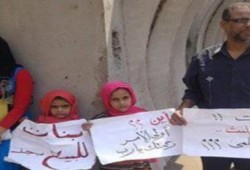 بعد إزالة الشرطة لـ "فرشته".. مواطن يعرض بناته للبيع أمام مجلس الوزراء