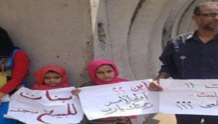 بعد إزالة الشرطة لـ "فرشته".. مواطن يعرض بناته للبيع أمام مجلس الوزراء