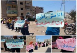 دمياط :سلسلة بشرية امام كهرباء كفر سعد احتجاجا على انقطاع التيار الكهربائى ورفضاً للانقلاب