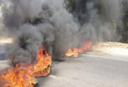صور:أهالي الاسماعيلية الغاضبون يقطعون طريق الاسماعيلية-الزقازيق احتجاجا علي ارتفاع الأسعار