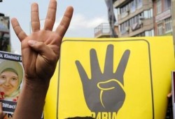 "سفينة رابعة" تجوب البوسفور باسطنبول التركية في يوم "رابعة العالمي"