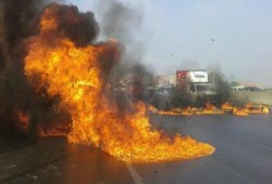 بالصور .. شلل مروري بعد قطع الطرق الرئيسية في المحافظات واحتراق نقاط وسيارات للشرطة (محدث)