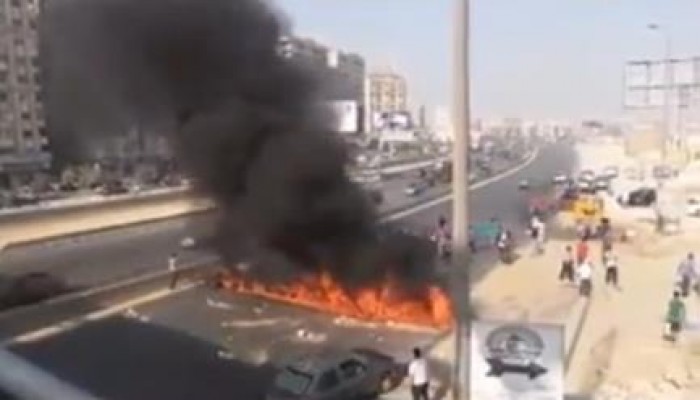 بالفيديو: مجهولون يقطعون الطريق الدائرى بالمعادى وشلل تام وتكدس للسيارات