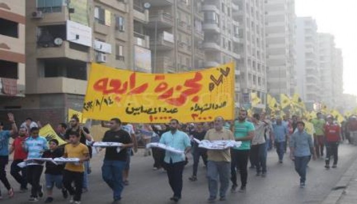 مسيرة حاشدة بمدينة نصر تهتف في ذكرىفض ‏رابعة‬: "تتشل إيدك يا أبو بندقية"