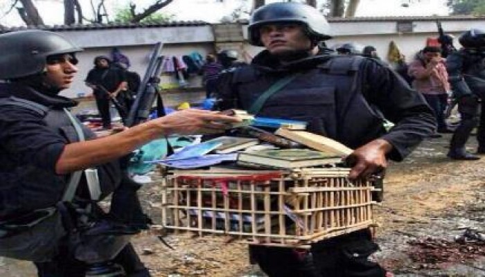 صورة وتعليق .. الأسلحة التي جمعتها قوات الإنقلاب من معتصمي رابعة العدوية