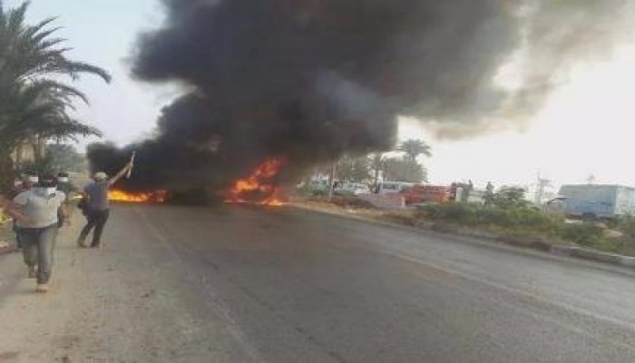 بالصور- البحيرة : الأهالي يقطعون الطريق الزراعى والدولى المارين بمدينة دمنهور