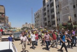 بالصور : مسيرة حاشدة لثوار الفيوم بمحيط مديرية الأمن في تحدي لآمن الانقلاب