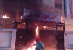 بالصور : مجهولون يشعلون النيران في مقر رئاسة حي عين شمس