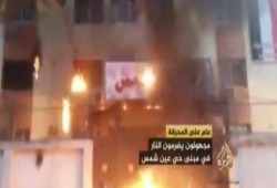 بالفيديو .. مجهولون يضرمون النيران في مبنى حي "عين شمس"