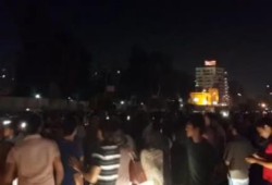 بالفيديو: الثوار يتظاهرون أمام سفارة الإمارات الداعمة للانقلاب العسكري