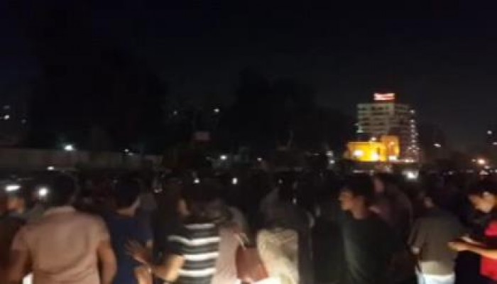 بالفيديو: الثوار يتظاهرون أمام سفارة الإمارات الداعمة للانقلاب العسكري