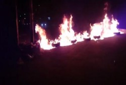 مواطنون غاضبون يقطعون عدة طرق رئيسية بالعريش