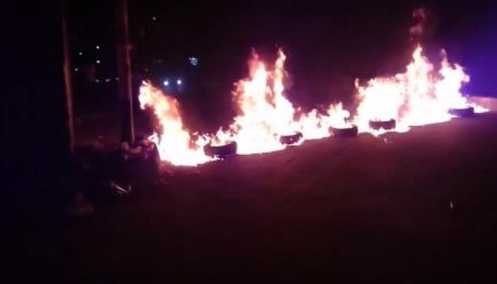 مواطنون غاضبون يقطعون عدة طرق رئيسية بالعريش