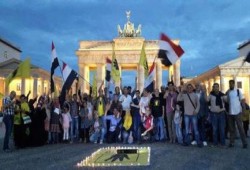 بالصورالمصريين بألمانيا ينظمون وقفة بالشموع ومعرض صور أمام بوابة برلين في ذكري مجرزة رابعة