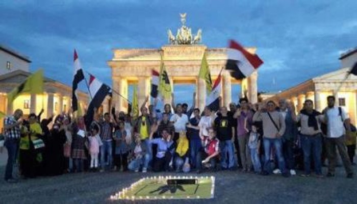 بالصورالمصريين بألمانيا ينظمون وقفة بالشموع ومعرض صور أمام بوابة برلين في ذكري مجرزة رابعة