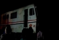 توقف حركة القطارات ليلة أمس بطهطا بعد سرقة أجزاء من قضبان السكة الحديد (فيديو)