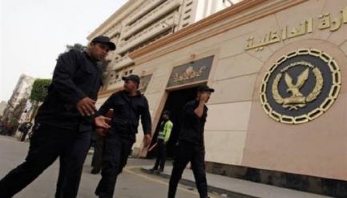 كسر ايدي وارجل أمين شرطة يعتدي على المعتقلين فى برج العرب .. وحرق قسم شرطة فى العجمي