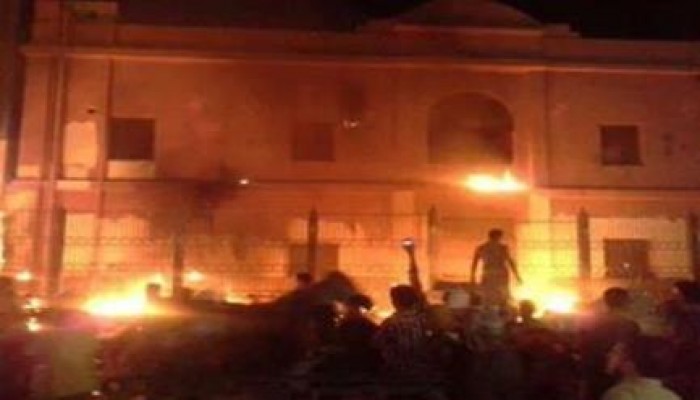 بالصور .. حرق أهالي المطرية لقسم شرطة الحي بعد اعتداءات الداخلية عليهم