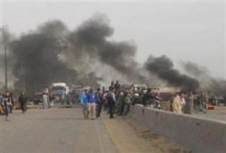 القليوبية: مجهولون يقطعون طريق الخانكة-السلام