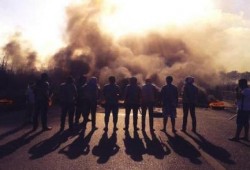 مجهولون يقطعون طريق الاسكندرية-بورسعيد الدولي