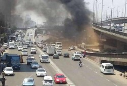 مجهولون يقطعون شارع رمسيس بالقاهرة