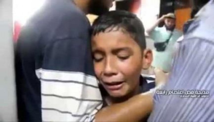 "الطفل الذي أبكى الملايين" يروى مأساة عام على فراق والدته بمجزرة الفض