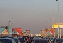 مجهولون يلقون زيت على طريق المحور أدى لإحداث شلل مروري على محور لبنان
