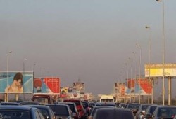 مجهولون يلقون زيت على طريق المحور أدى لإحداث شلل مروري على محور لبنان