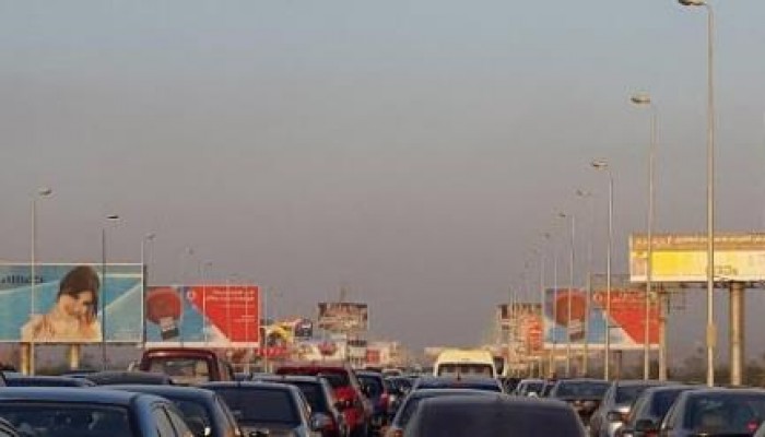 مجهولون يلقون زيت على طريق المحور أدى لإحداث شلل مروري على محور لبنان