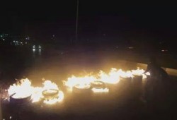 بالصور :  مجهولون يقطعون طريق السويس القاهرة  الزراعي