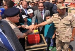 "حكم العسكر" .. السيسي يعفي الجيش من الضرائب ويبتز رجال العمال للحصول على أموالهم